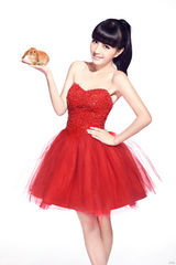 组图：光线新贵主持写真出炉 淡妆红裙同贺中国年