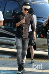 组图：韩团SHINee清凉潮装现身机场赴新