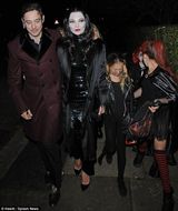 组图：众星亮相万圣节派对 凯特-摩斯白面红唇诡异