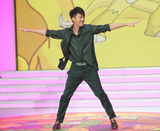 组图：迟帅回《小神龙》做评委台上热舞