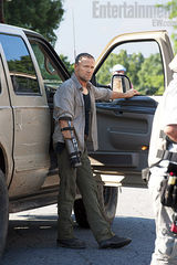 《行尸走肉》曝新季剧照 刀女凶狠抢镜