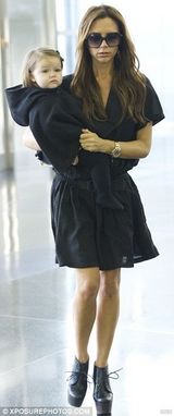 组图：贝嫂与女儿母女装抢镜 小七穿黑色斗篷卖萌