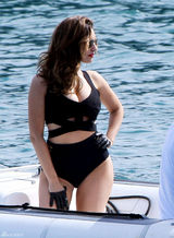 组图：布鲁克镂空泳衣性感秀傲人双峰