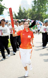 组图：谭晶亚运火炬深圳传递 感恩将亚运参与到底