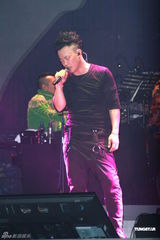 组图：陈奕迅开唱手受伤 与谢霆锋是“最佳损友”