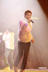 幻灯：郑秀文许志安相拥献唱 梁洛施李嘉欣捧场