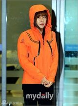 组图：携可疑药草遭扣韩女星获释回国咬唇委屈