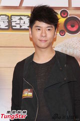 组图：离巢陈法拉亮相剧集宣传 陈豪称正作胎教