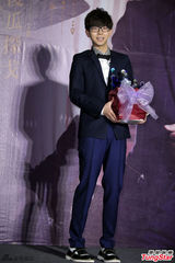 组图：胡夏帅气亮相记者会 现场大跳探戈