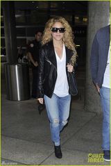 组图：夏奇拉休闲装随性街拍 笑容显亲和