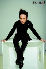 高清组图：邓超“阿童木”造型登杂志封面