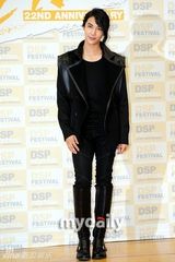 组图：韩团Kara等参加音乐会秀傲人曲线