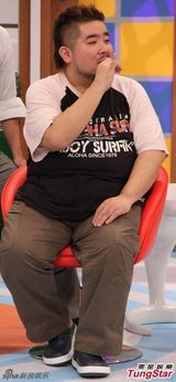 组图：拓也哥亮相《康熙》 小S下跪拜师