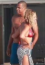 组图：碧昂斯游艇庆32岁生日 与老公跳水high翻