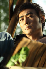 组图：焦恩俊初春写真曝光 悠闲状态率真自然