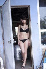 组图：筱崎爱秀深沟诱惑难挡 紧身衣勒香艳雪乳