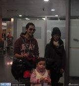 组图：蔡少芬携大女儿拍写真 互动温馨萌劲十足