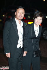 组图：钱嘉乐汤盈盈大婚 新娘巨乳大肚与新郎热吻