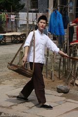 组图：张翰魏晨朱梓骁农夫装扮录制《给力星期天》