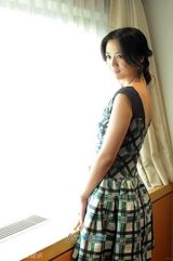 组图：汤唯紫绿格纹连衣裙妩媚 搭配黑色高跟鞋