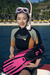 高清图：何彦霓拍摄泳装潜水写真 展完美身材