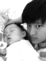 组图：贾乃亮与女儿私照曝光 帅爸萌娃超有爱