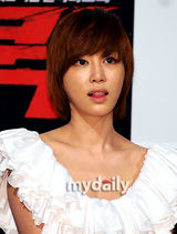 组图：李民基姜艺苑出席新片《Quick》首映