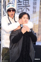 罗志祥新书大卖欲购名车 罗妈捐两百万做公益(图)