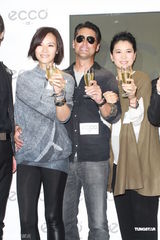 组图：袁咏仪称与张智霖拍戏辛苦 想与黄日华擦火花