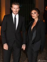 组图：小贝辣妹恩爱亮相时装周 化身史密斯夫妇