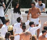 组图：F1总裁千金大婚奢靡派对 吻同性入水走光