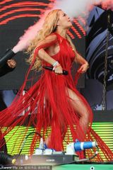 组图：丽塔-欧拉献唱音乐节布条裙性感逼人