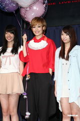 组图：容祖儿睽违11年台北开唱 一身大红烧乌龟