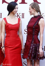 组图：汤唯林秀晶李妍熙出席活动同穿红裙斗艳