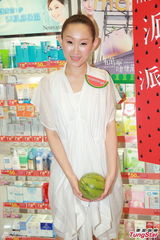 组图：王菀之坦认有爱情滋润 大派西瓜献爱心