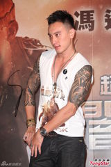 组图：王阳明秀健硕肌肉 不排斥全裸拍片