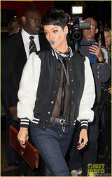 组图：蕾哈娜蓝嘴唇亮相派对 透视装半乳隐现