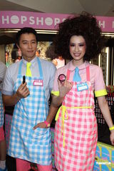 组图：林嘉绮霹雳娇妻装扮抢眼 与老公尚在蜜月期