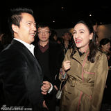 幻灯图：刘烨婚后携妻公开亮相 轻松交谈低调默契