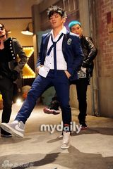 组图：神话李玟雨为新辑拍MV 与性感女舞者亲密