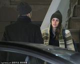 组图：斯图尔特街头拍电影 素颜出镜显憔悴