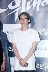 组图：裴勇俊捧场韩片首映 金贤重宋仲基齐亮相