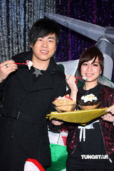 组图：王心凌胡彦斌携手开唱不惧严寒