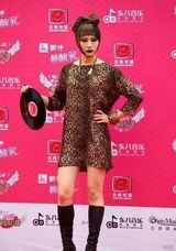 组图：尚雯婕惊异造型盘点 老人妆独领风骚