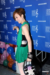 幻灯：郑秀文出席音乐中心开幕礼 老板为其首位助手