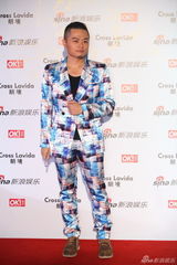 组图：杨炅翰亮相街拍盛典红毯 迷幻西服抢镜