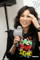 幻灯：蔡健雅成熟亮相投身慈善 说到动情处落泪