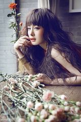 幻灯图：杨幂全新田园写真 演绎甜美洛丽塔风情