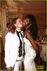 组图：黑珍珠坎贝尔性感亮相派对 高叉裙秀长腿