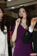 组图：陈慧琳酒红长裙亮相优雅妩媚